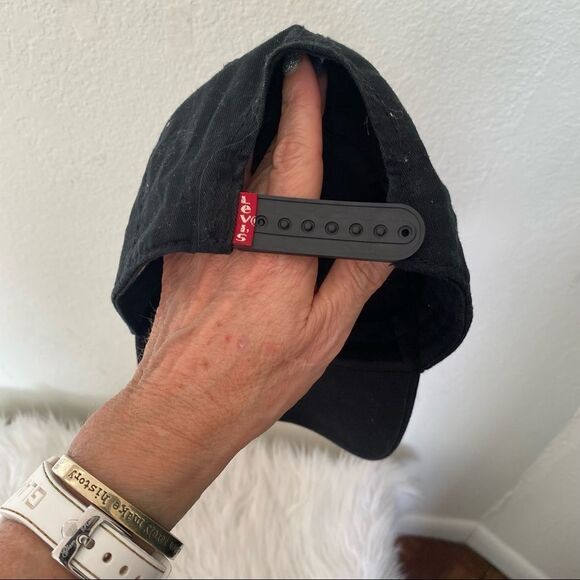 Levi’s black hat with embroidered patches  adjustable back unisex collectible - Picture 5 of 7